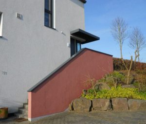Habillage en tôle d'un mur en béton et auvent
