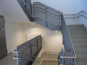 Garde-corps intérieur avec un habillage en métal déployé