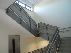 Garde-corps intérieur avec un habillage en métal déployé
