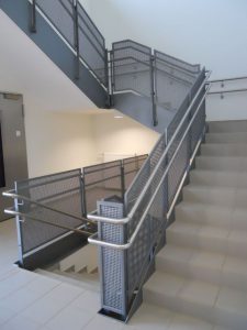 Garde-corps intérieur avec un habillage en métal déployé