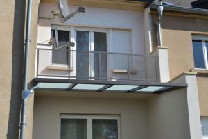 Garde-corps extérieur en métal déployé