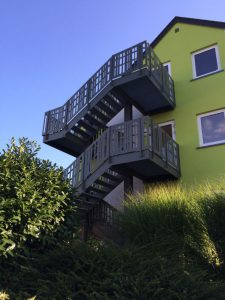 Structure métallique avec escalier et garde-corps découper au laser