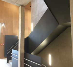 Habillage en tôle d'un escalier en béton et main-courante en inox