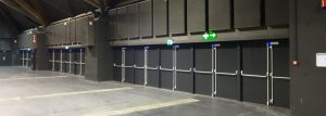 Double portes métalliques avec barre anti-panic