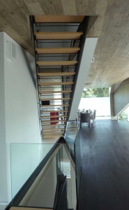 Habillage métallique d un' escalier avec marche en bois