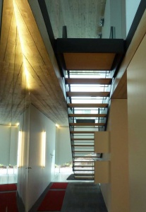 Habillage métallique d un' escalier avec marche en bois