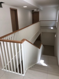 Logements sociaux - Garde-corps à barreaudage vertical et main-courante en bois