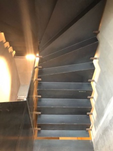 Escalier en métal avec habillage et main-courante en acier