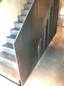 Escalier en métal avec habillage et main-courante en acier