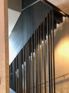 Escalier en métal avec habillage et main-courante en acier