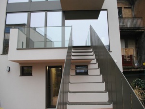 Escalier en béton et habillage en acier
