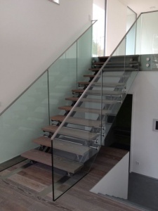 Escalier avec marche en bois et garde-corps vitré