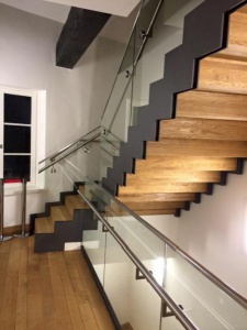 Escalier en acier acvec marche en bois,garde-corps vitré et main-courante en inox