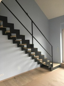 Escalier avec marche en bois et main-courant en acier