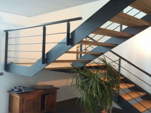 Escalier en acier avec marche en bois avec main-courante en acier