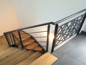 Escalier en bois avec contre marche en acier et garde-corps en acier