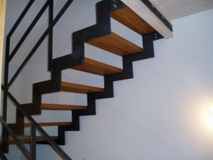 Escalier en acier avec marche en bois avec main-courante en acier