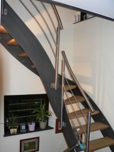 Escalier avec structure en acier et main-courante en inox