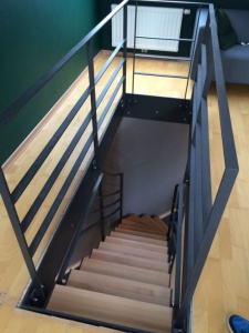 Escalier en acier avec marche en bois et barreaudage horizontale