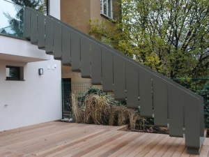 Escalier en béton et habillage en acier