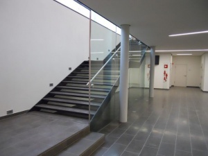 Escalier en acier avec habillage en verre