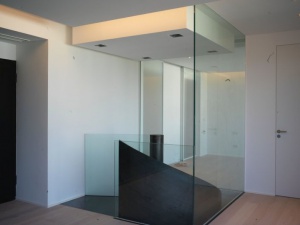 Habillage en verre d'une cage d'escalier