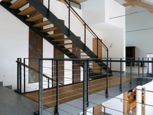 Passerelle metallique avec garde-corps en acier et câbles en inox