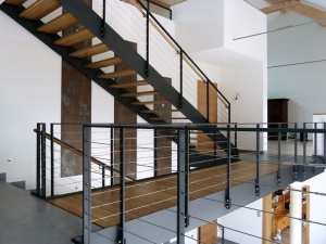 Passerelle metallique avec garde-corps en acier et câbles en inox