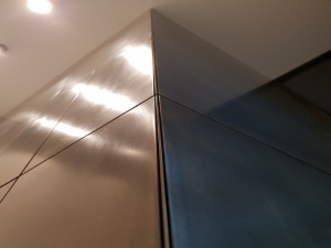cage d'ascenseur avec habillage en laiton