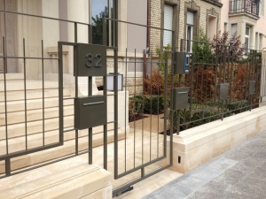 Garde-corps extérieure à barreaudage verticale et porte d'access