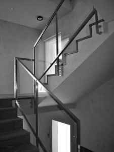 Escalier en béton avec garde-corps acier et vitré