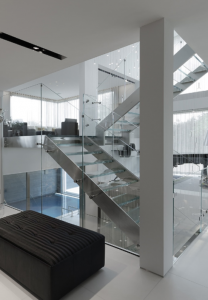 Escaliers inox avec marches et garde-corps en verre