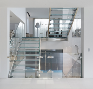 Escaliers inox avec marches et garde-corps en verre