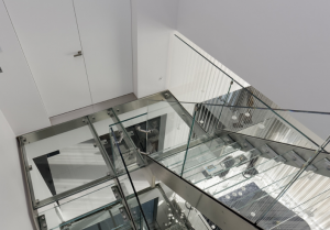 Escaliers inox avec marches et garde-corps en verre