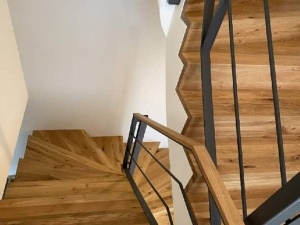 Escalier avec marche en bois, garde-corps à bareaudage & main-courante en bois