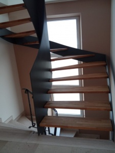 Escalier avec structure métallique et marche en bois