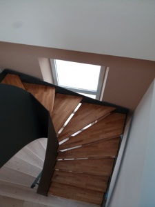 Escalier avec structure métallique et marche en bois