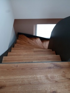 Escalier avec structure métallique et marche en bois