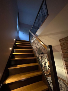 Escalier avec marche en bois, habillage métalique