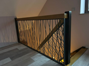 Escalier avec marche en bois, habillage métalique