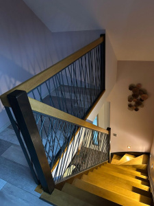 Escalier avec marche en bois, habillage métalique