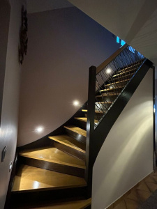 Escalier avec marche en bois, habillage métalique