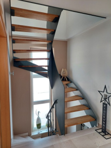 Escalier avec habillage en acier et marche en bois