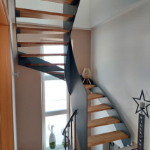 Escalier avec habillage en acier et marche en bois