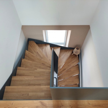 Escalier avec habillage en acier et marche en bois