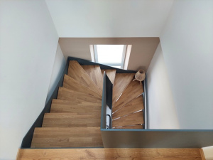 Escalier avec habillage en acier et marche en bois