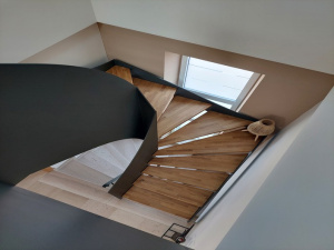 Escalier avec habillage en acier et marche en bois