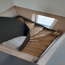 Escalier avec habillage en acier et marche en bois