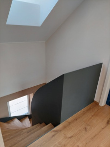 Escalier avec habillage en acier et marche en bois