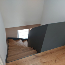 Escalier avec habillage en acier et marche en bois